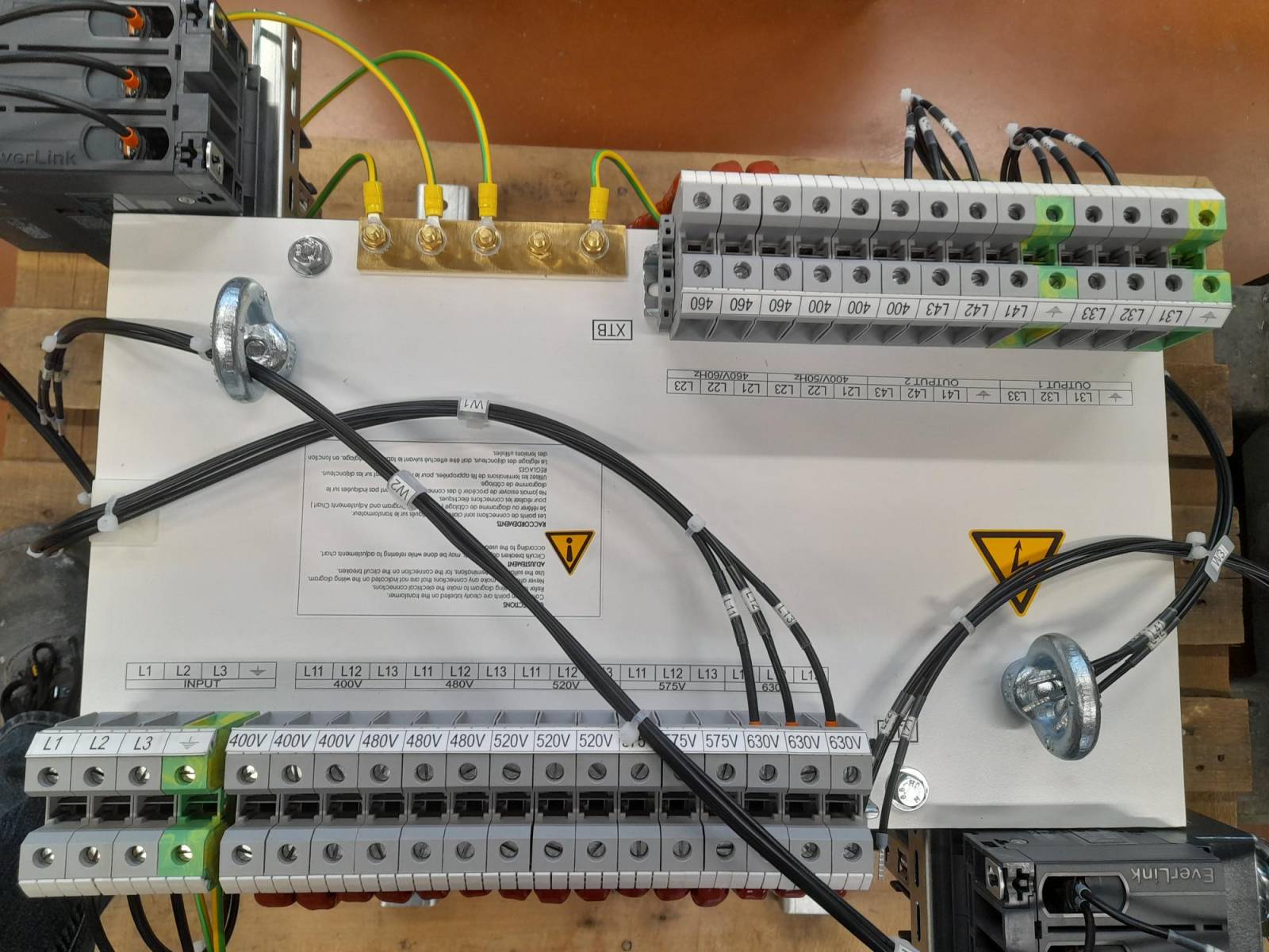 Se procurer un transfo tri avec câblage spécifique, sur plan, chez un fabricant français expérimenté pour les professionnels à Bordeaux et sa région.