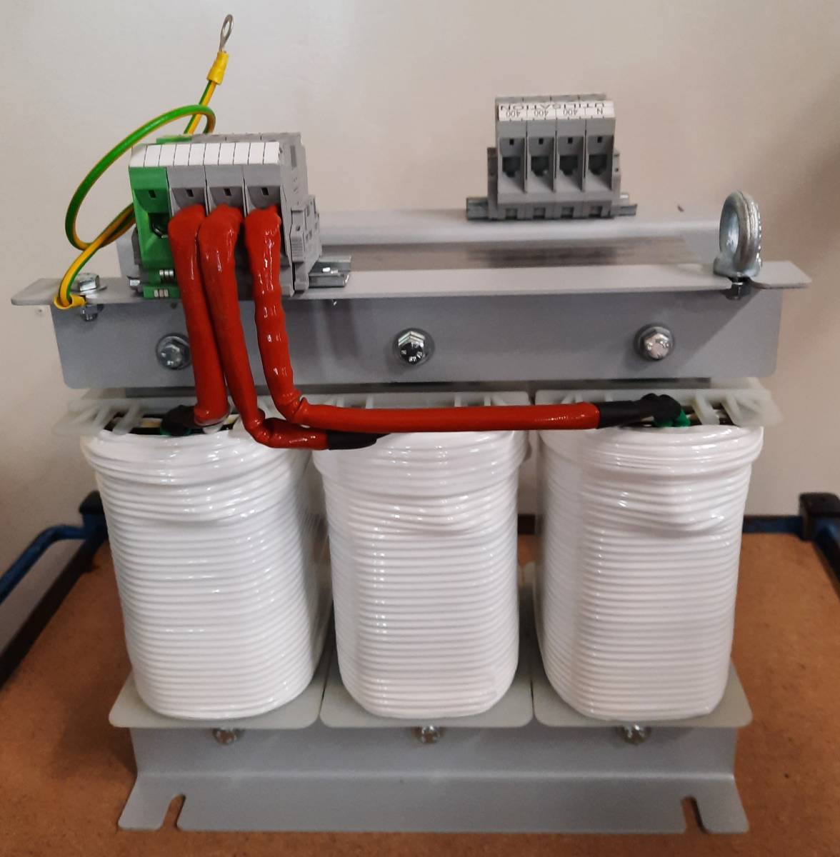 autotransformateur, avant sa mise en IP23, base tension, de qualité de 20kVA, 230/400V pour industriels à Dax et alentour