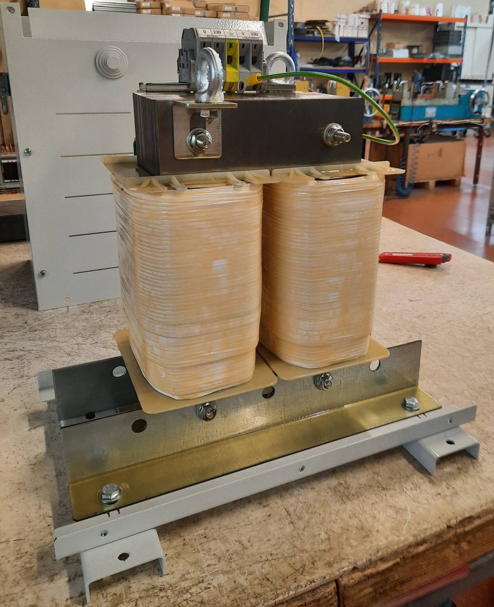 Obtenir un transfo de séparation 6300VA 230/230V IP23 avec câblage spécifique ou classique chez un fabricant français de renom pour les industriels à Toulouse et sa région.