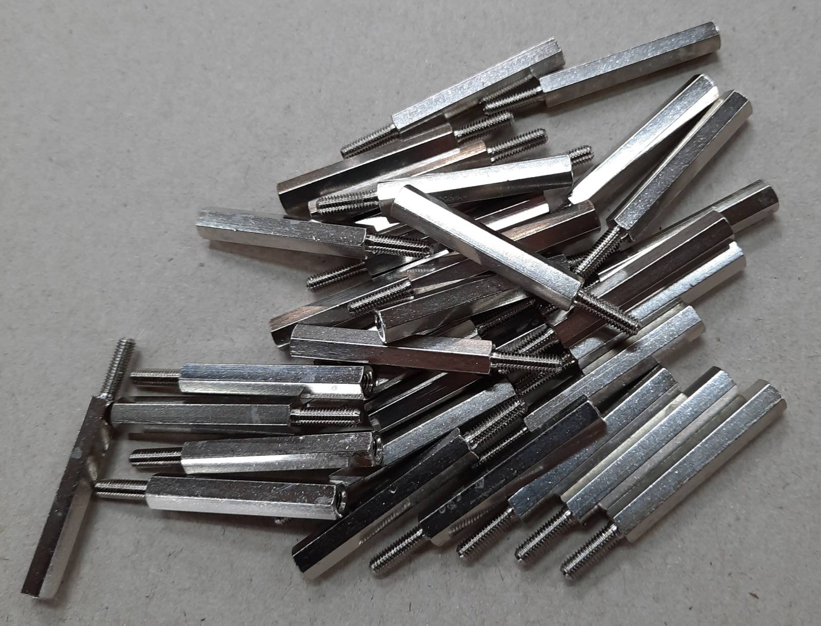 Acheter à petit prix des entretoises DA5M3X30 d'un détaillant français et sérieux pour les professionnels sur Bordeaux et ses environs